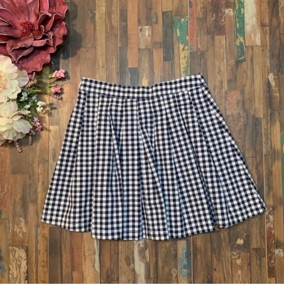 VOLCOM x GEORGIA MAY JAGGER Black/White Gingham Pleated Mini Skirt - Picture 7 of 9